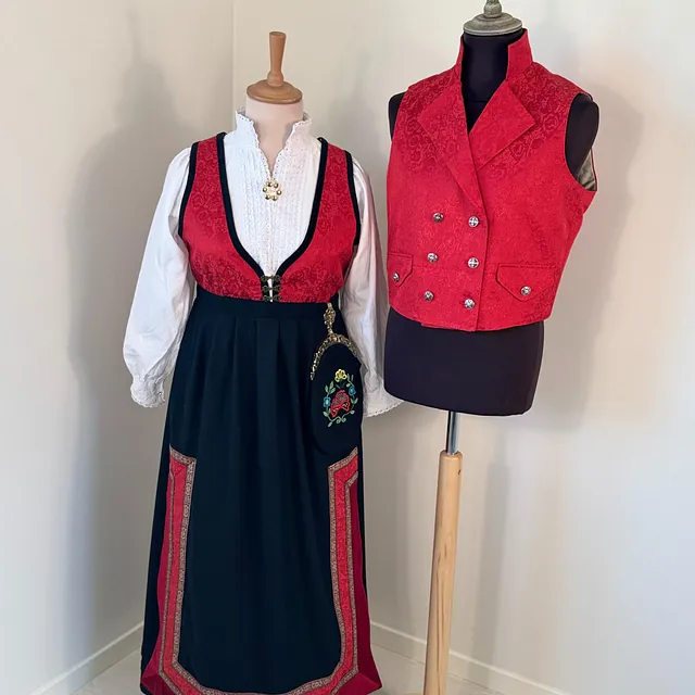 Bunad med røde detaljer og rød vest
