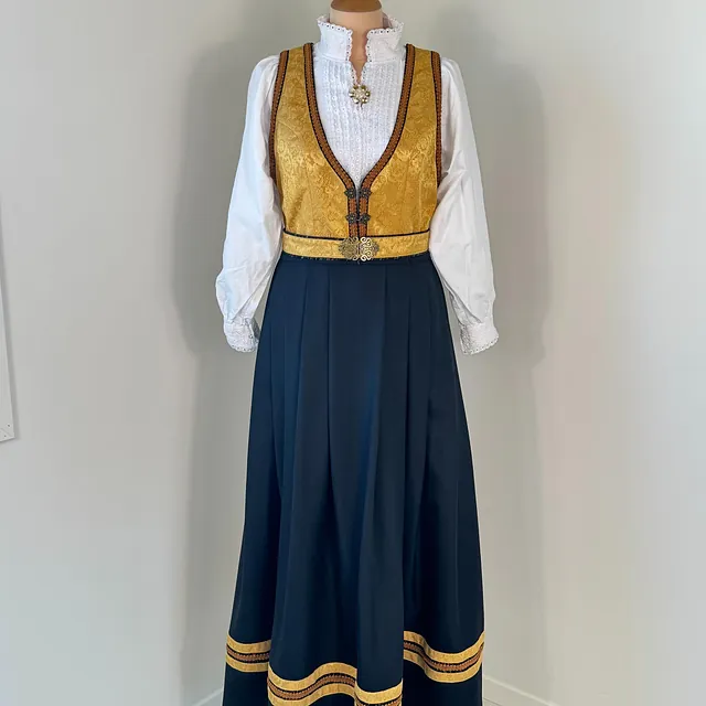 Bunad med gule detlajer